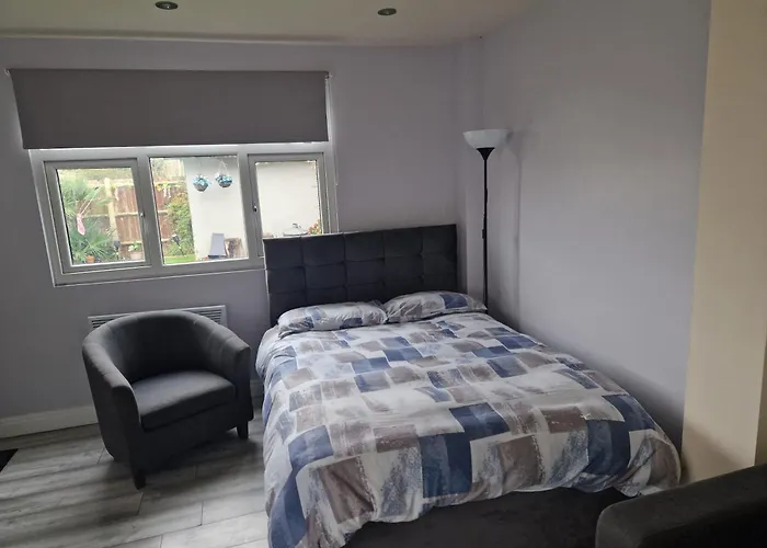 Garden Room Northolt Near Heathrow Airport