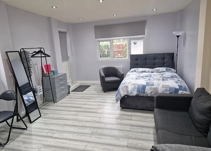 Garden Room Northolt Near Heathrow Airport